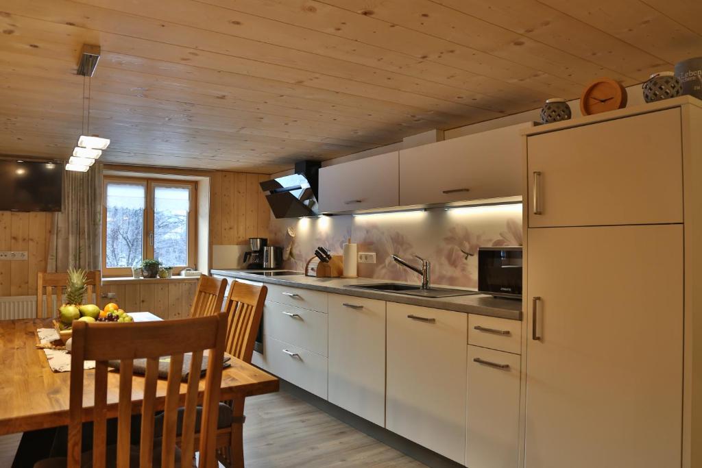 Kuchyň nebo kuchyňský kout v ubytování Apartments Hänsler