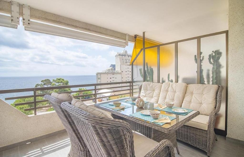 カルプにあるVillas Guzman - Apartamento LaJoyaの海を望むバルコニー(テーブル、椅子付)