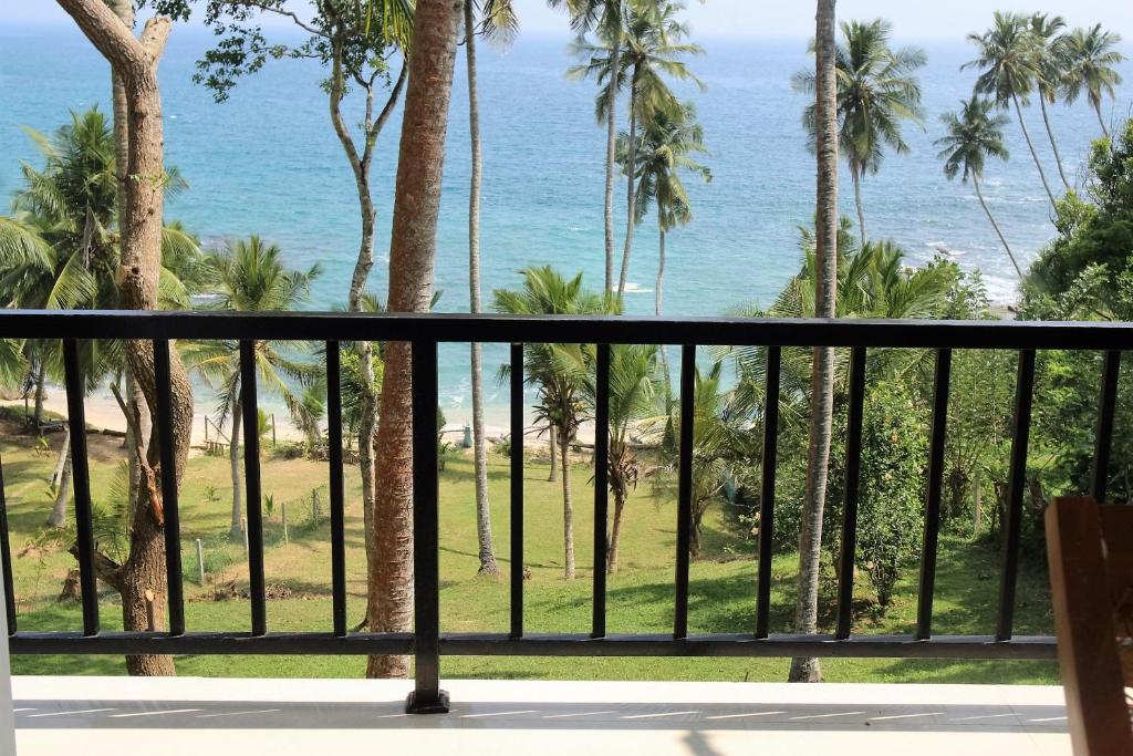 Vom Balkon eines Resorts genießen Sie Meerblick. in der Unterkunft Star Beach Hotel in Tangalle
