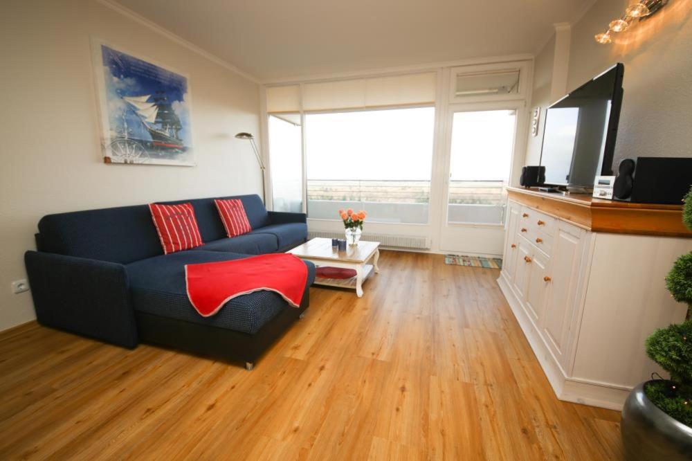 - un salon avec un canapé et une télévision dans l'établissement Ferienwohnung Residenz App.330, à Timmendorfer Strand