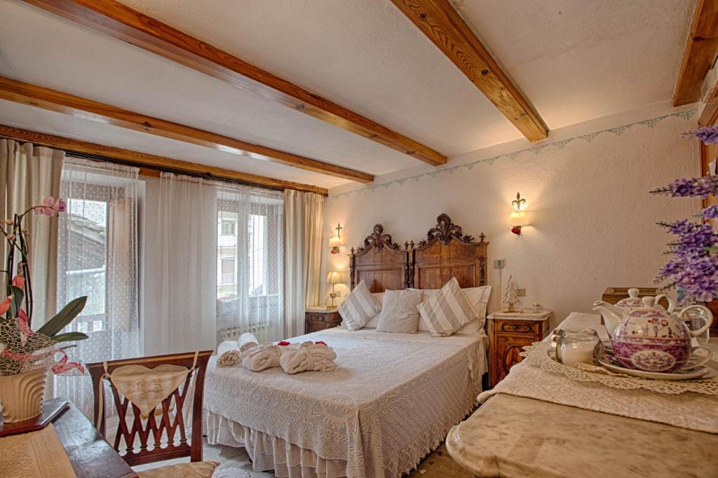 een slaapkamer met 2 bedden in een kamer bij Le Coeur du Pont in Donnaz