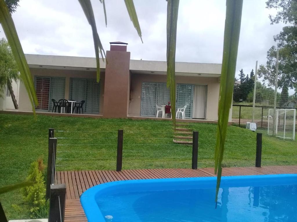 uma casa com uma piscina em frente em El VIEJI em Colón