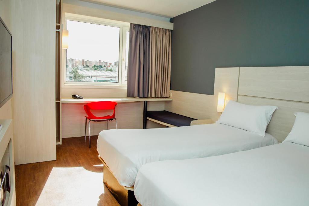 Postel nebo postele na pokoji v ubytování ibis Montevideo Rambla