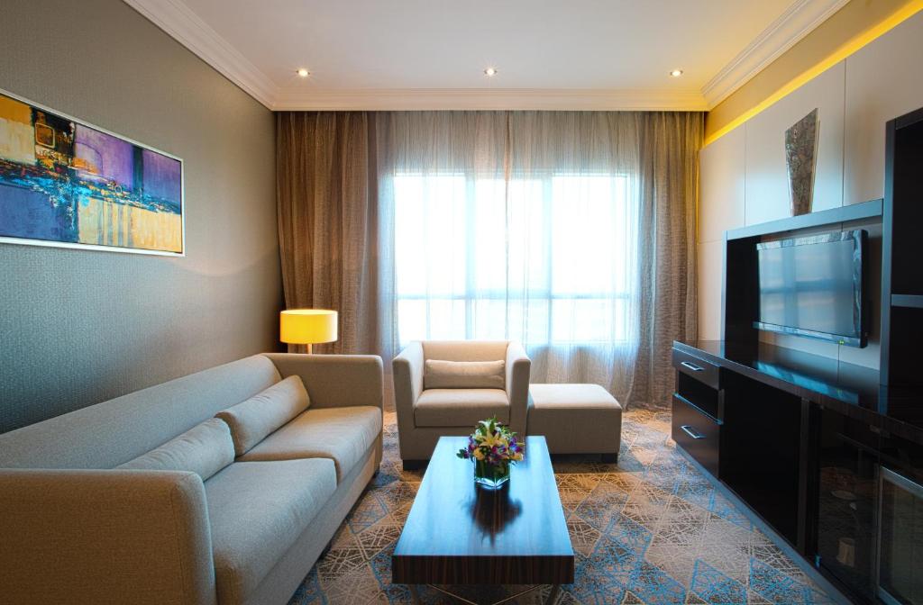 TV a/nebo společenská místnost v ubytování Elite Byblos Hotel