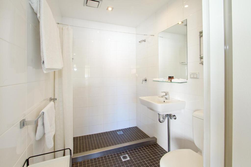 Koupelna v ubytování Vulcan Hotel Sydney