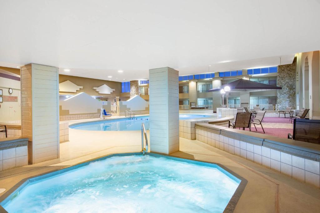 - Piscina de hotel con bañera de hidromasaje en Ramada by Wyndham Midtown Grand Island, en Grand Island