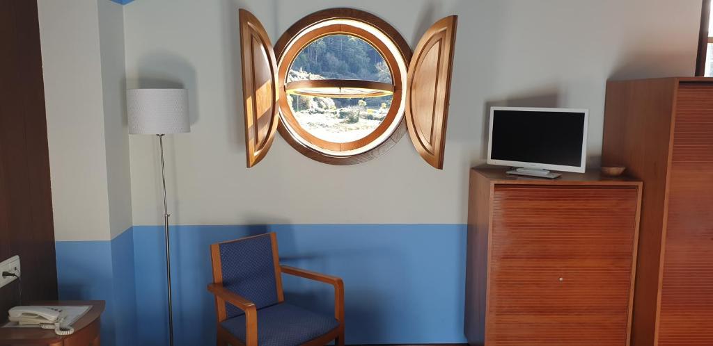 A television and/or entertainment centre at Hotel Castillo de Gauzón