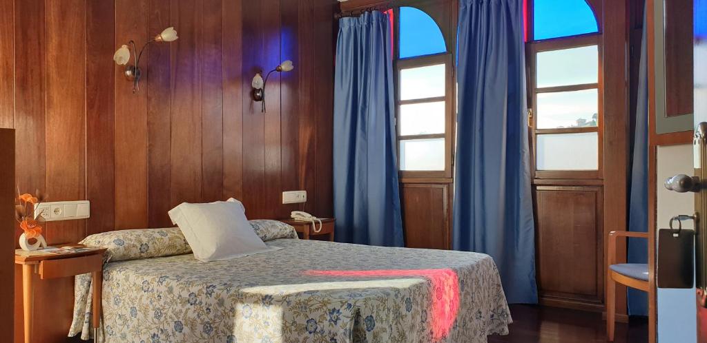 A bed or beds in a room at Hotel Castillo de Gauzón