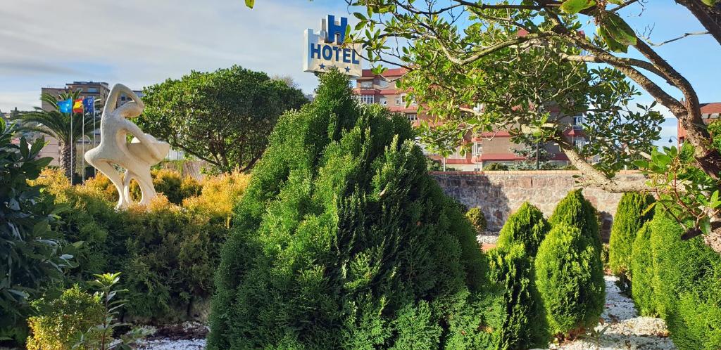 A garden outside Hotel Castillo de Gauzón