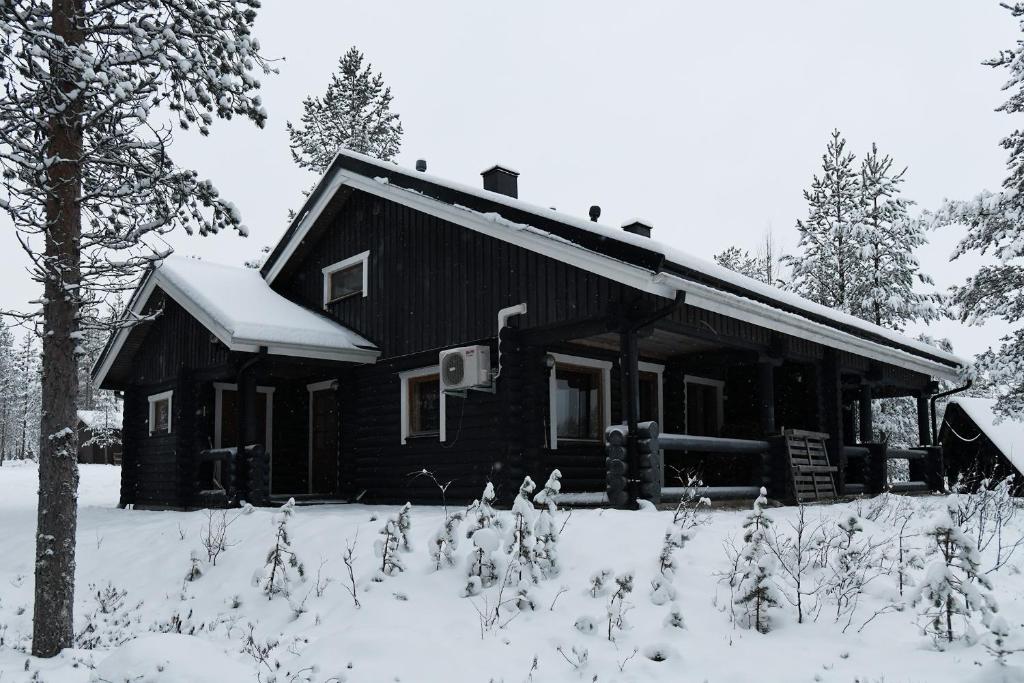 a log cabin in the snow with snow at Jänkäkolo Holiday Home in Pyhätunturi