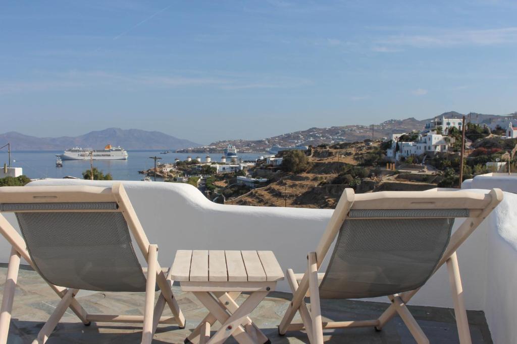 米克諾斯城的住宿－Crystal View Mykonos，海景阳台上的两把椅子