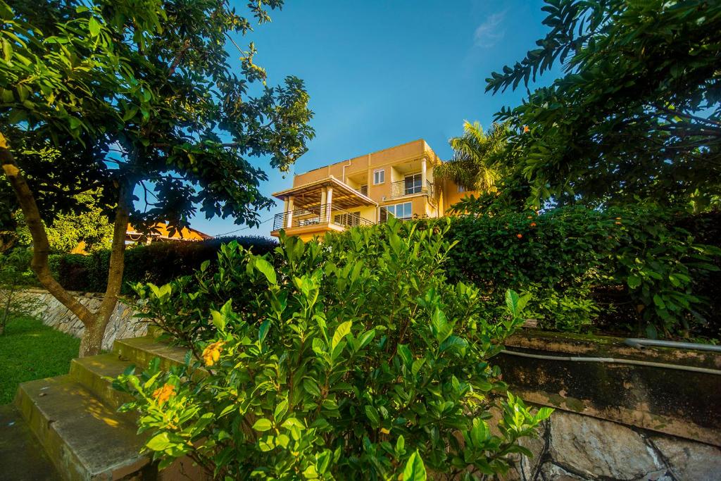 Hotel Royal Nest Entebbe tesisinin dışında bir bahçe