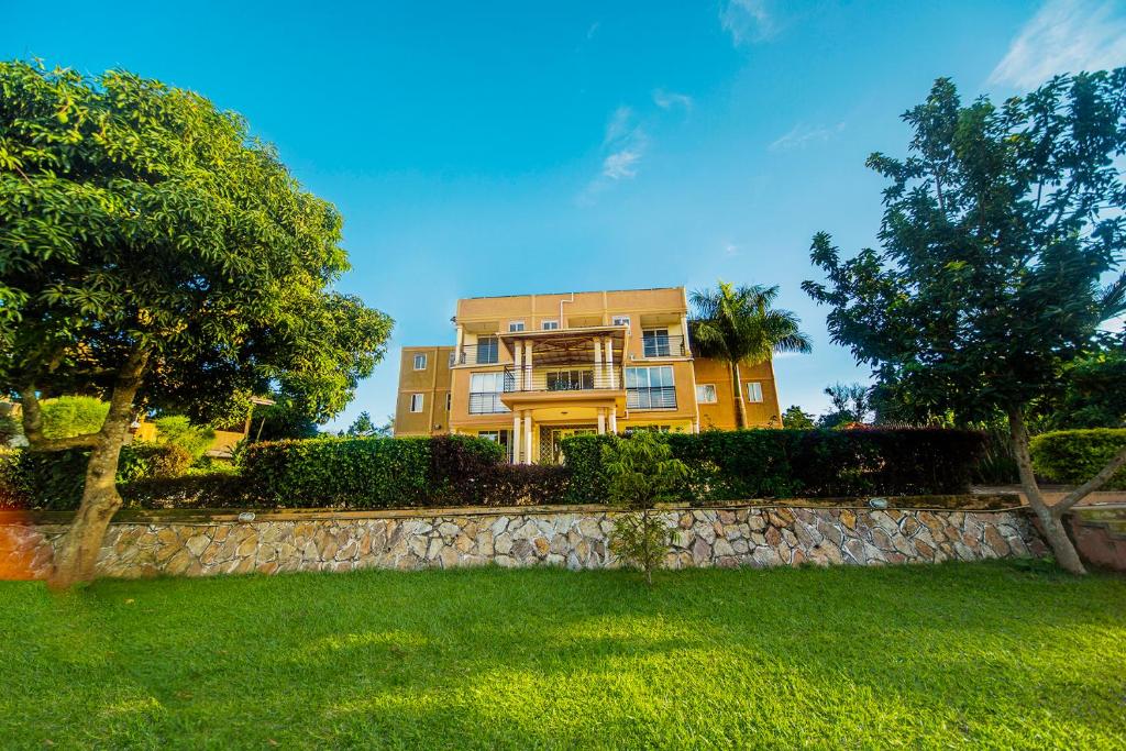 Hotel Royal Nest Entebbe tesisinin dışında bir bahçe