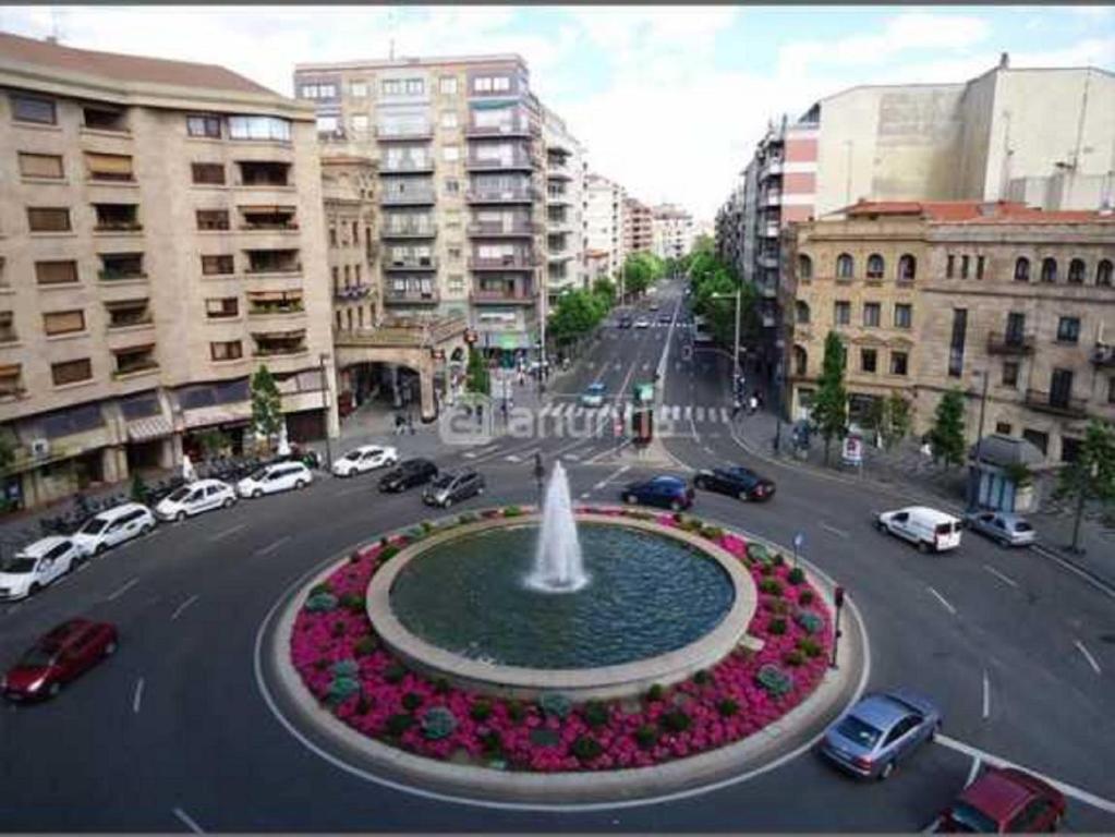 een fontein in het midden van een stad met auto's bij APARTAMENTOS SALAMANCA PUERTA ZAMORA, Centro, Wifi, 2 habitaciones, Parking in Salamanca