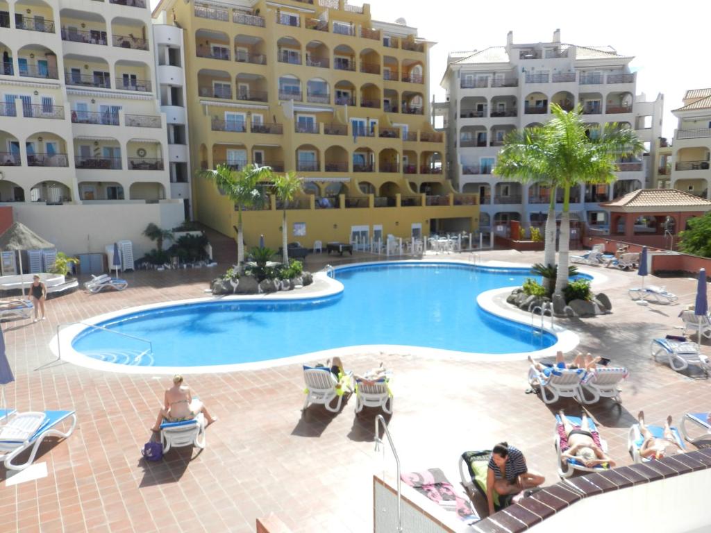 - une piscine au milieu d'un complexe dans l'établissement Tenerife Los Cristianos Dinastia Complex, à Los Cristianos