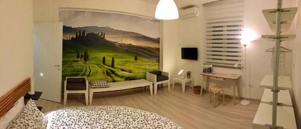 1 dormitorio con 1 cama y una pintura en la pared en casa Tolinda 2, en Bolsena