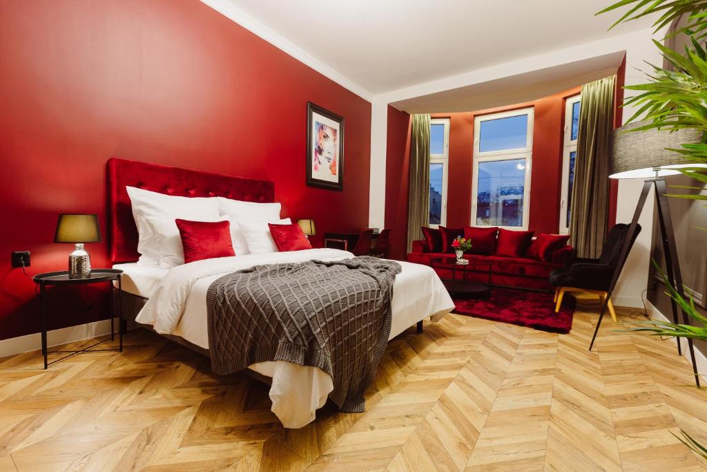 克拉科夫的住宿－Kings City - Blich Apartment，红色的卧室,配有一张床和红色的墙壁