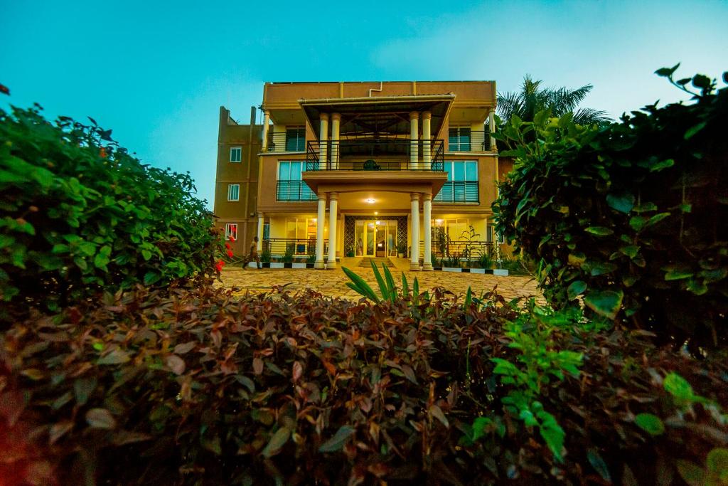 Hotel Royal Nest Entebbe tesisinin dışında bir bahçe
