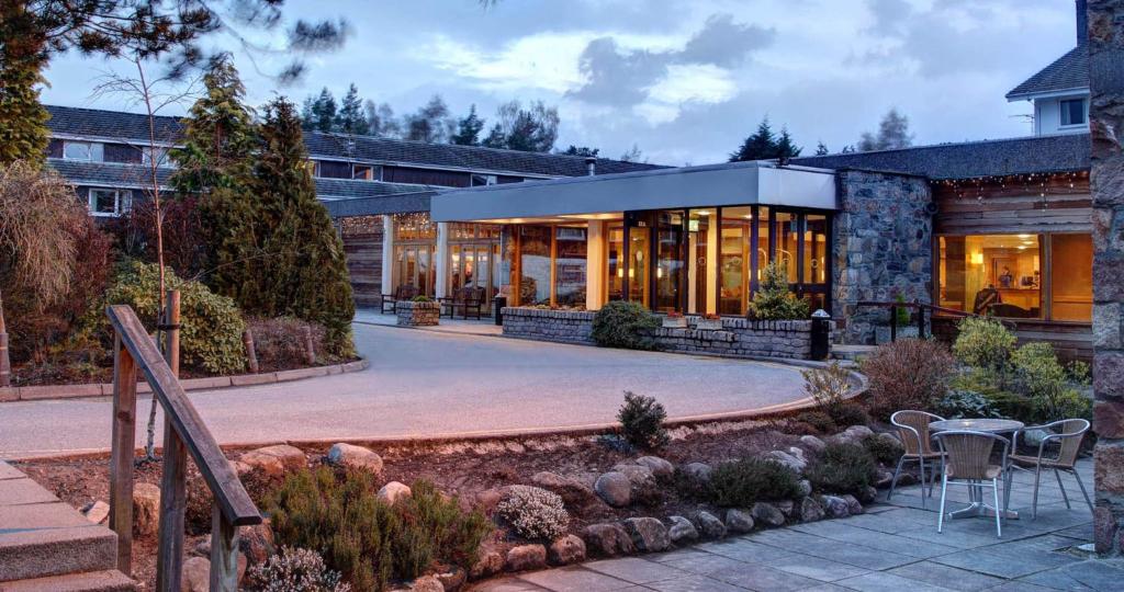 una casa con patio y un edificio en Coylumbridge Hotel en Aviemore