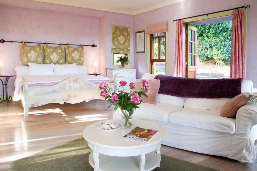 salon z białą kanapą i łóżkiem w obiekcie The Spotted Chook and Amelie's Petite Maison w mieście Montville