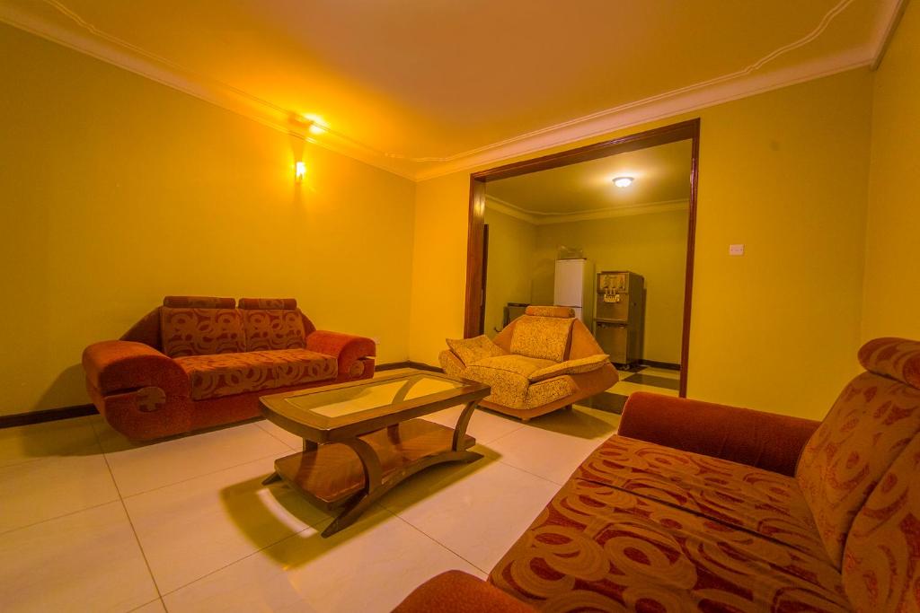 Hotel Royal Nest Entebbe tesisinde bir oturma alanı