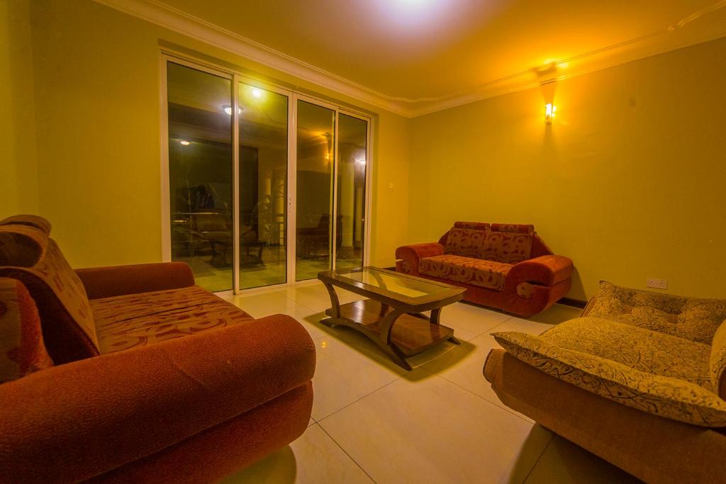 Hotel Royal Nest Entebbe tesisinde bir oturma alanı