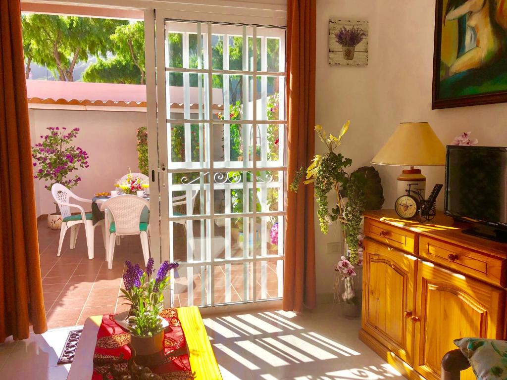 sala de estar con puerta corredera de cristal en Apartamento Casco La Estrella, cerca de Garachico, en Los Silos