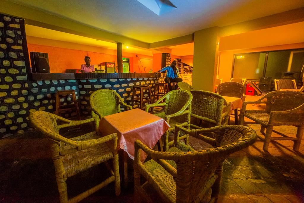 Hotel Royal Nest Entebbe tesisinde bir oturma alanı