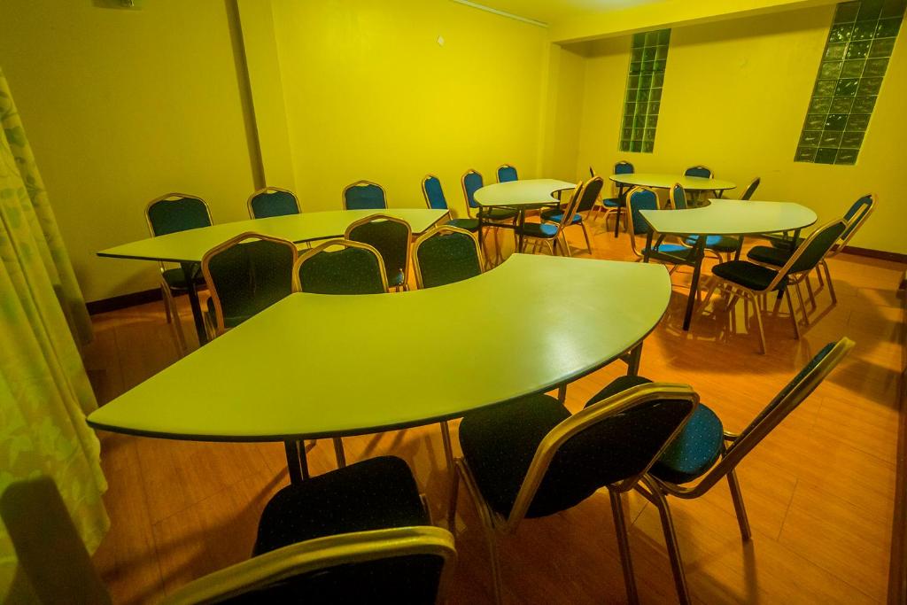 Hotel Royal Nest Entebbe tesisinde bir restoran veya yemek mekanı