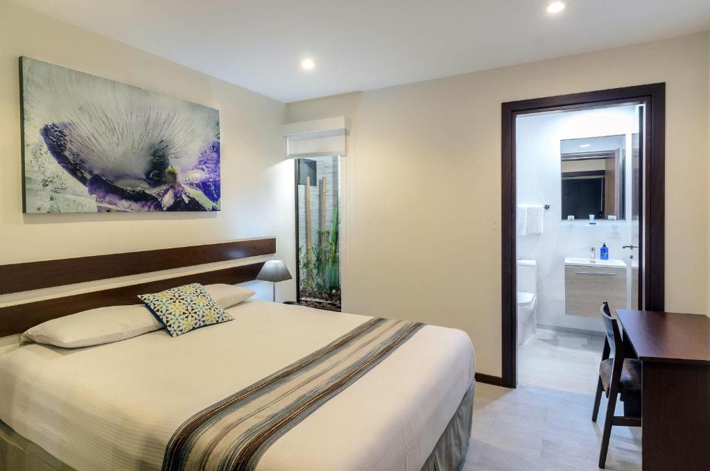 Postel nebo postele na pokoji v ubytování Isla Verde Hotel