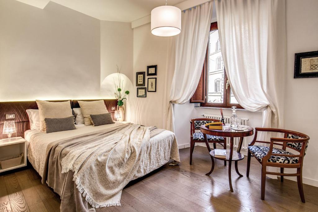 ローマにあるApprodo Ripettaのベッドルーム1室(ベッド1台、テーブル、椅子付)