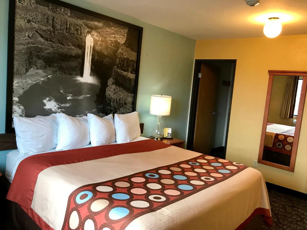 Postel nebo postele na pokoji v ubytování Super 8 by Wyndham Union Gap Yakima Area