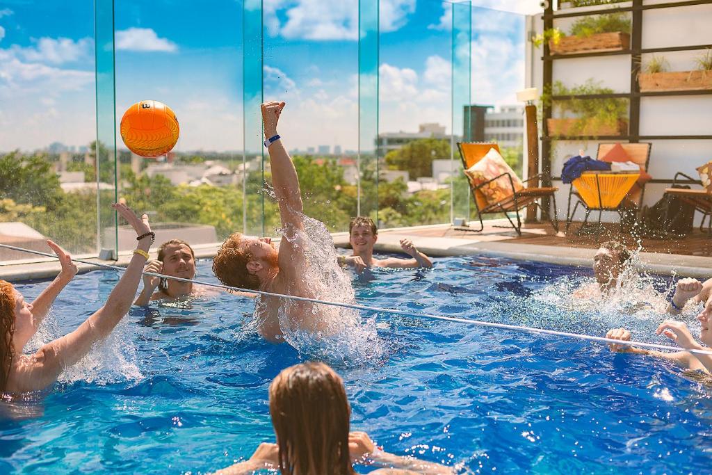 Bazén v ubytování Nomads Hotel & Rooftop Pool Cancun nebo v jeho okolí