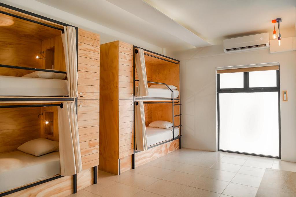 Postel nebo postele na pokoji v ubytování Nomads Hotel & Rooftop Pool Cancun