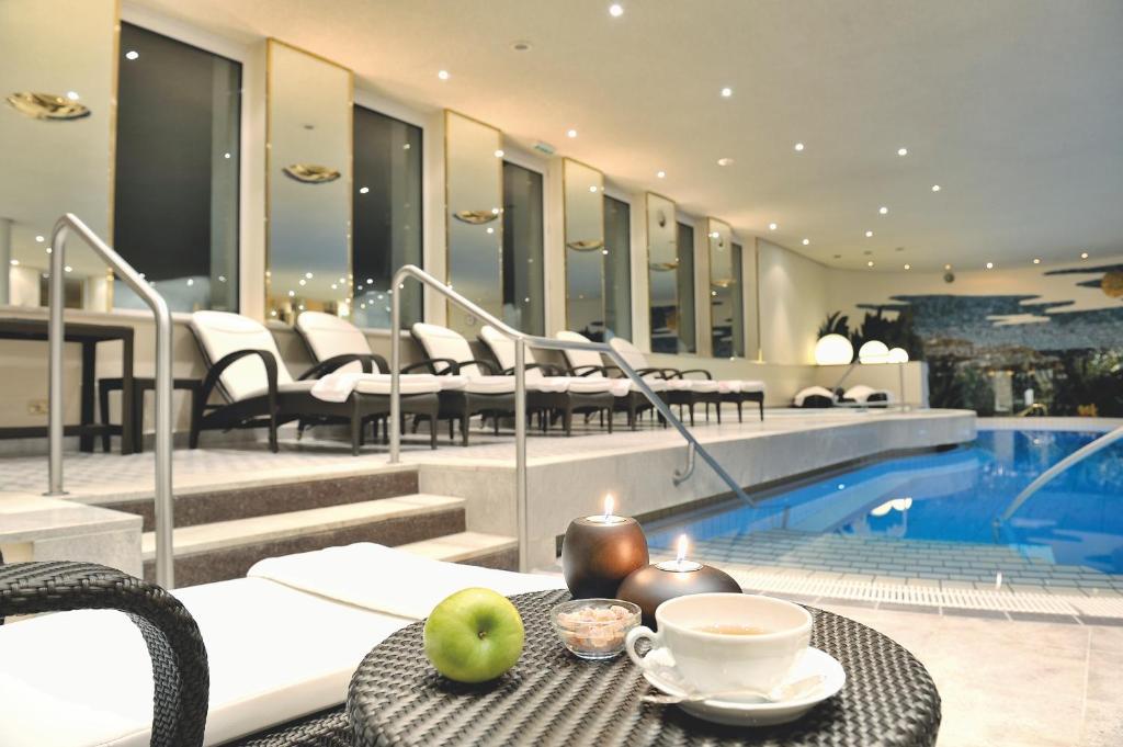 Bazén v ubytování Hotel Zürserhof nebo v jeho okolí