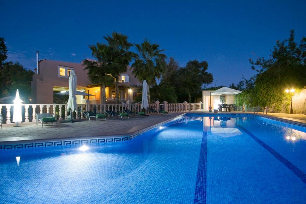 - une grande piscine la nuit dans l'établissement Villa Ruly, à San José
