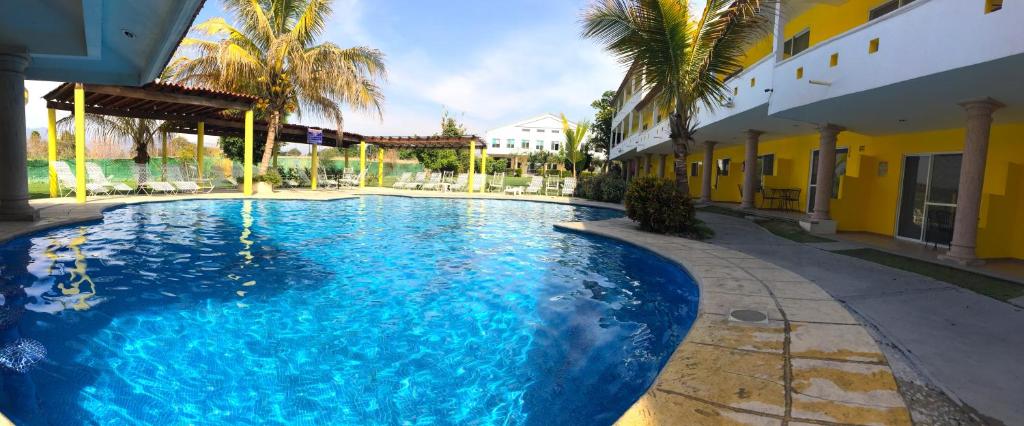 una gran piscina azul junto a un edificio en Hotel JS, en Cocoyoc