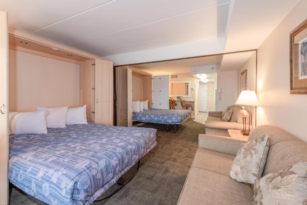 Postel nebo postele na pokoji v ubytování Boardwalk One by Capital Vacations