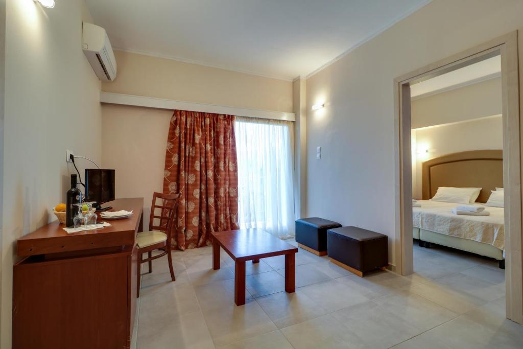 Postel nebo postele na pokoji v ubytování Calamos Beach Family Club
