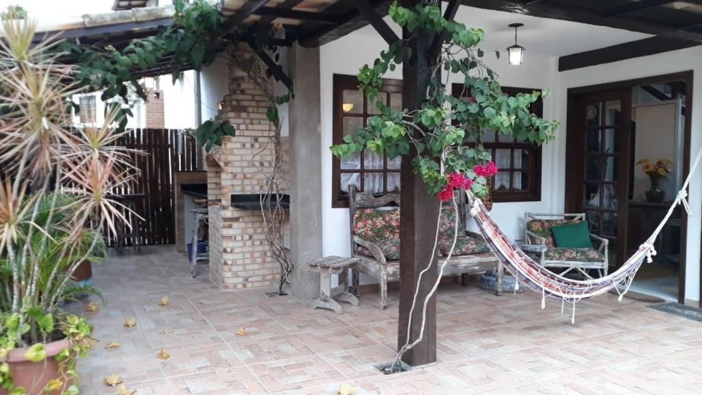 un porche con hamaca en una casa con plantas en Linda Casa em Búzios / Manguinhos, en Búzios