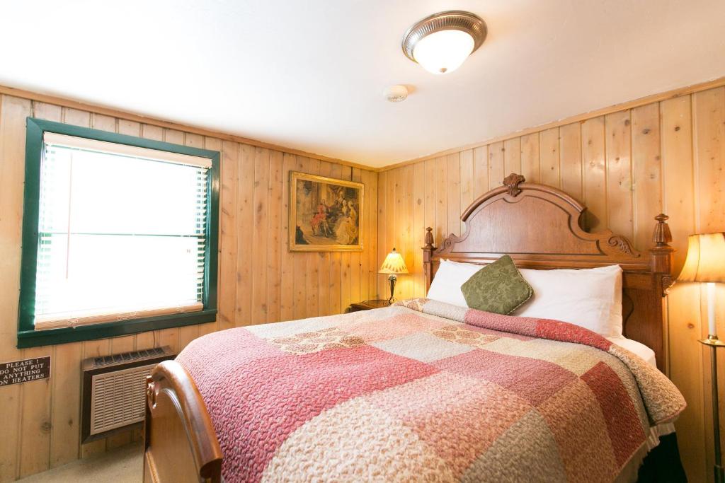 a bedroom with a bed and a window at Silver Fork Lodge & Restaurant in Brighton