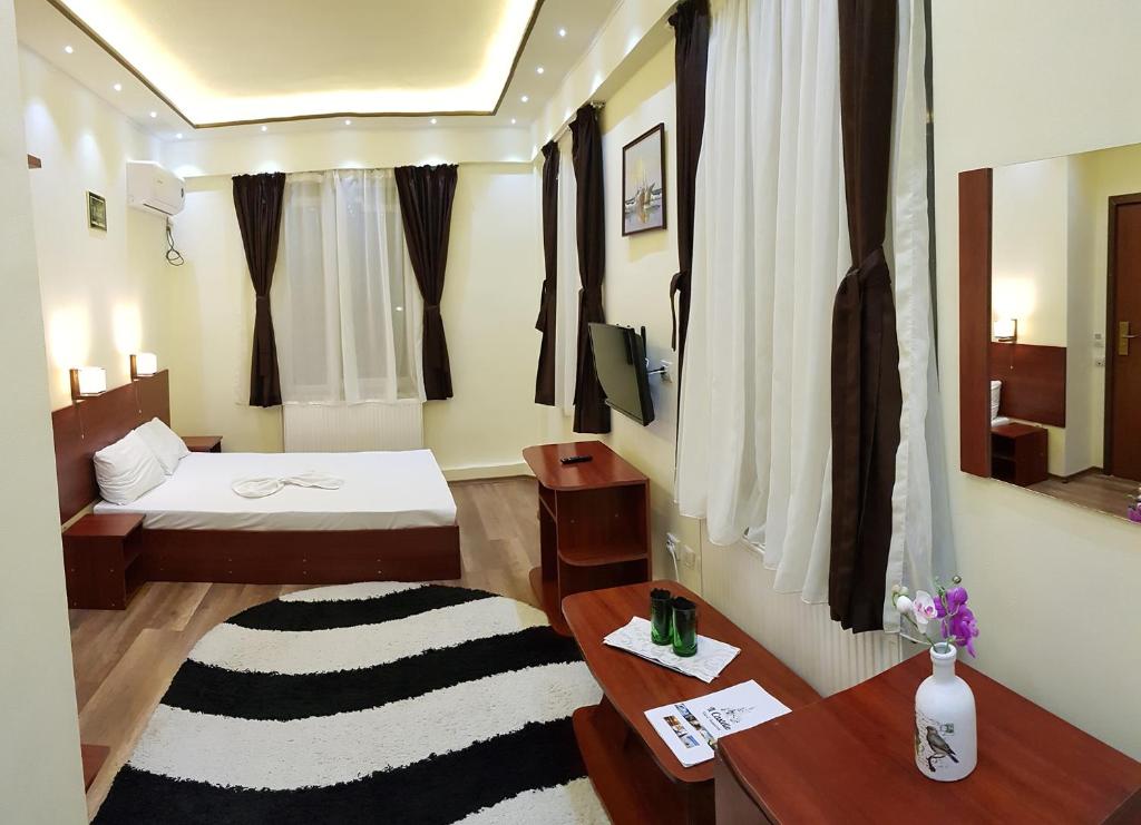 コンスタンツァにあるVila Il Castelloのベッドルーム(ベッド1台、テーブル、鏡付)