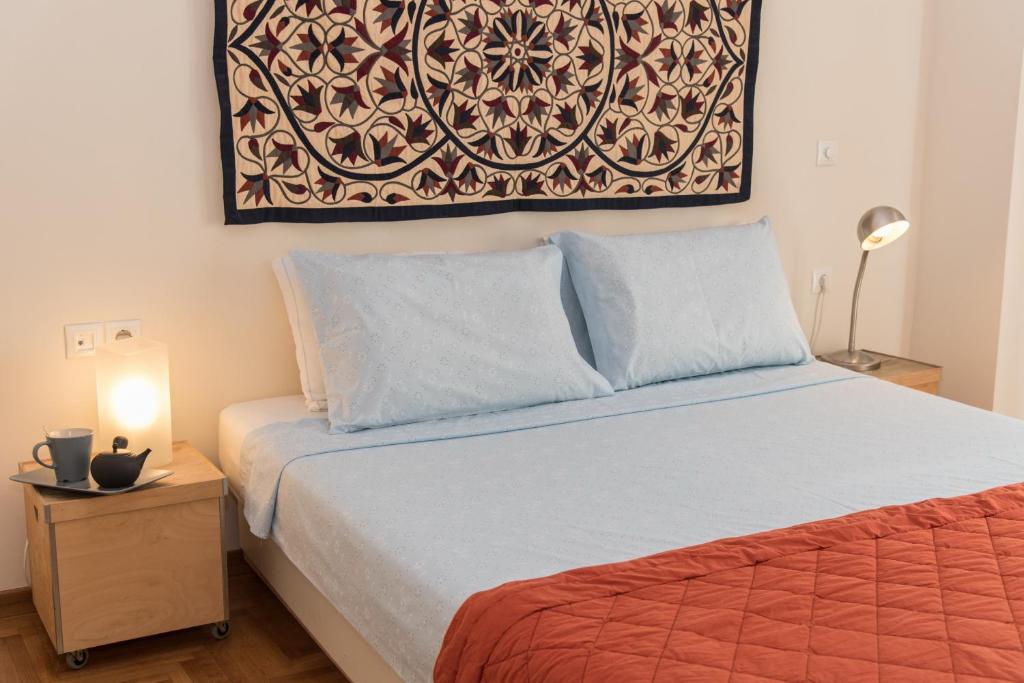 Posteľ alebo postele v izbe v ubytovaní 2 BEDROOM APARTMENT AT THE HISTORICAL CENTER, VIEW TO ACROPOLIS