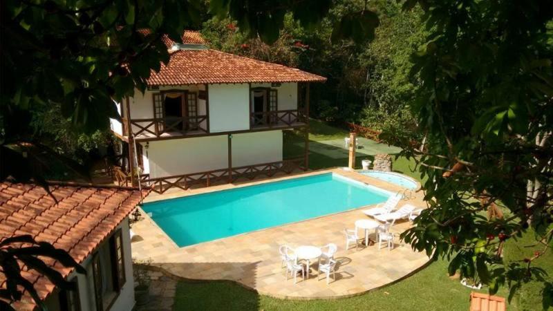 ein Pool vor einem Haus in der Unterkunft Cheiro de Mata Pousada e Restaurante Ltda in Engenheiro Paulo de Frontin