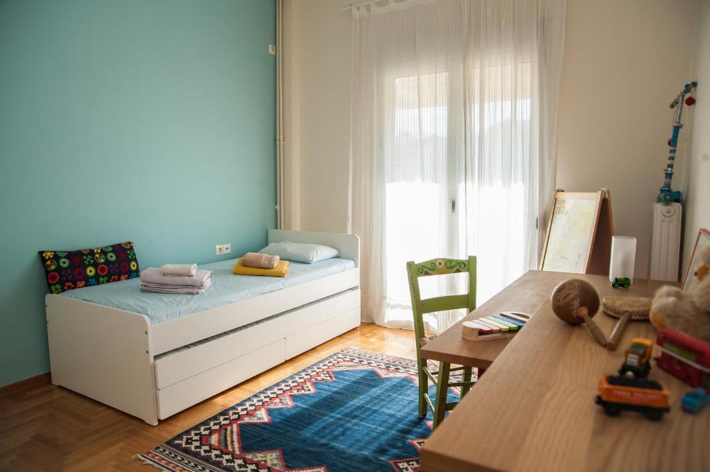 Posteľ alebo postele v izbe v ubytovaní 2 BEDROOM APARTMENT AT THE HISTORICAL CENTER, VIEW TO ACROPOLIS