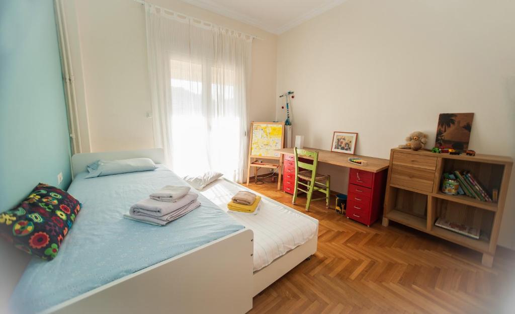 Posteľ alebo postele v izbe v ubytovaní 2 BEDROOM APARTMENT AT THE HISTORICAL CENTER, VIEW TO ACROPOLIS
