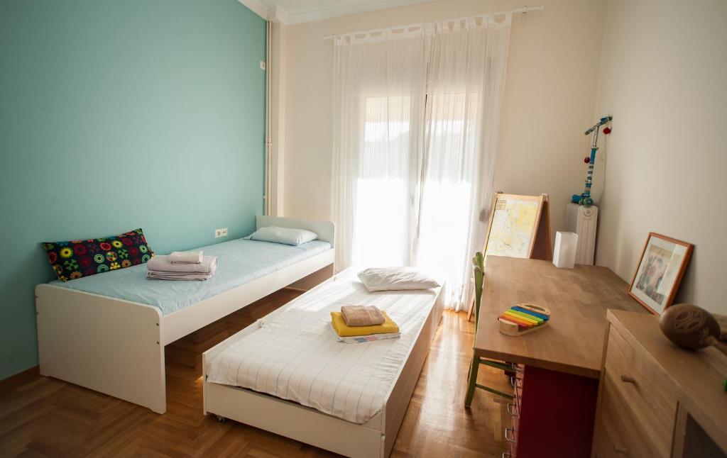 Posteľ alebo postele v izbe v ubytovaní 2 BEDROOM APARTMENT AT THE HISTORICAL CENTER, VIEW TO ACROPOLIS