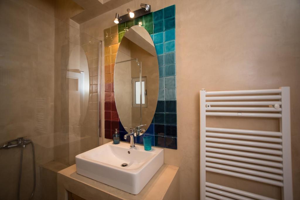Kúpeľňa v ubytovaní 2 BEDROOM APARTMENT AT THE HISTORICAL CENTER, VIEW TO ACROPOLIS
