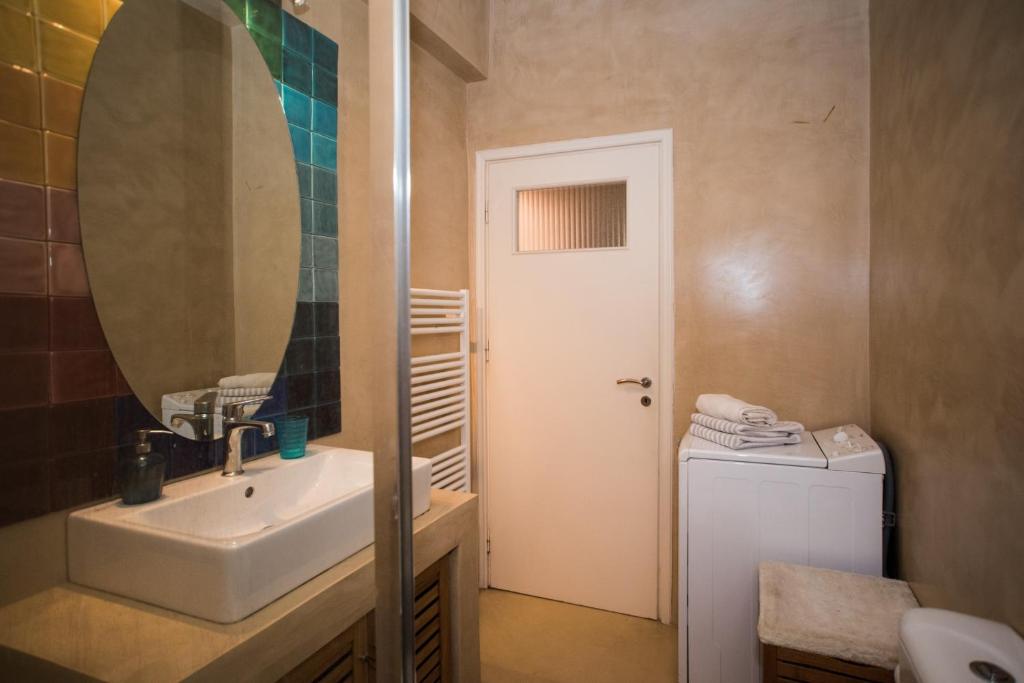 Kúpeľňa v ubytovaní 2 BEDROOM APARTMENT AT THE HISTORICAL CENTER, VIEW TO ACROPOLIS