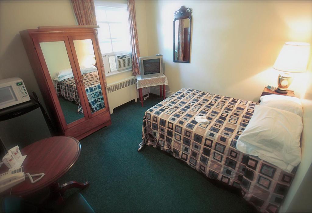 Postel nebo postele na pokoji v ubytování Hotel Auberge Michel Doyon